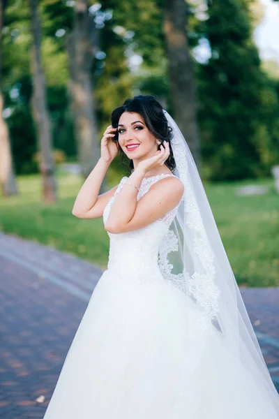 Mladá Krásná Nevěsta Pózuje Venku — Stock fotografie