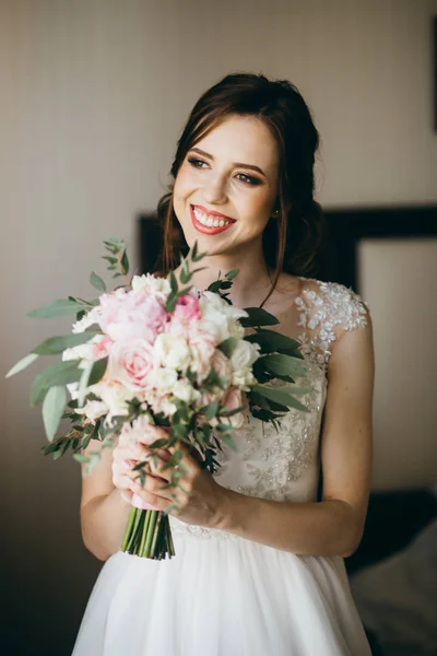 Jovem Noiva Bonita Segurando Flores Dentro Casa — Fotografia de Stock
