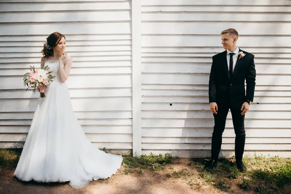 Vackert Par Nygifta Poserar Vid Vägg — Stockfoto