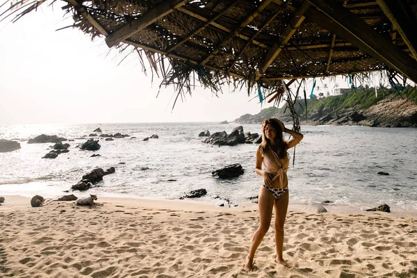 Молодая Красивая Женщина Позирует Пляже — стоковое фото