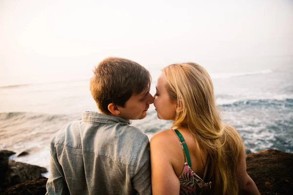 Boldog Fiatal Pár Csókolózás Ünnepnapokon Srí Lanka — Stock Fotó
