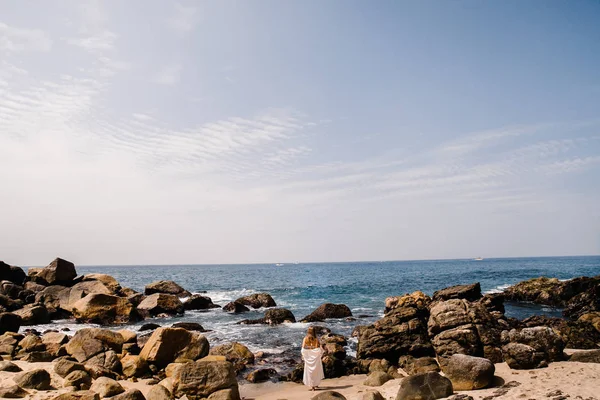 Junge Schöne Frau Posiert Strand — Stockfoto