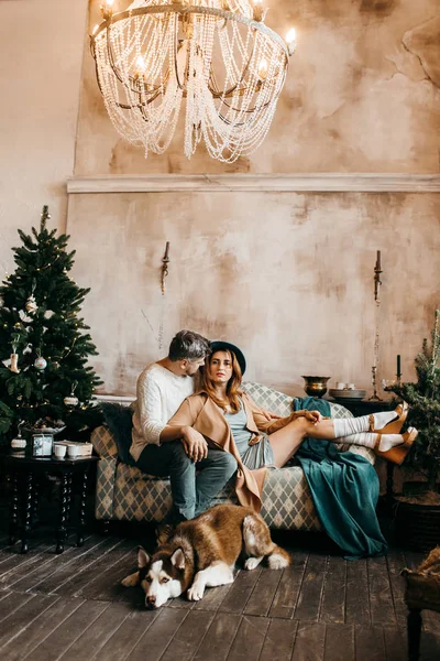 Jovem Casal Bonito Com Cão Natal — Fotografia de Stock