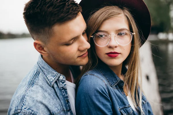 Genç Çift Açık Havada Poz Moda — Stok fotoğraf