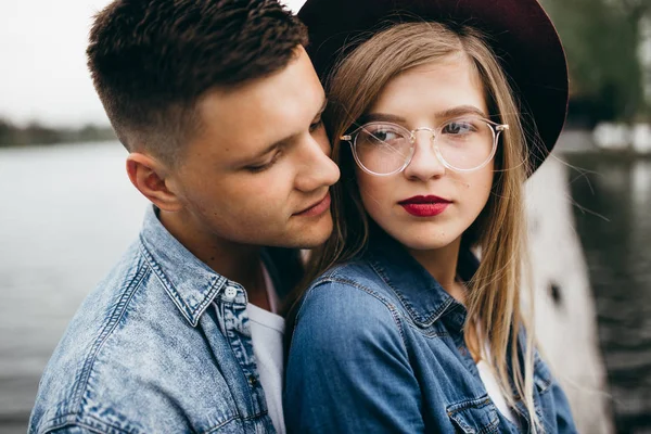 Jovem Casal Moda Posando Livre — Fotografia de Stock