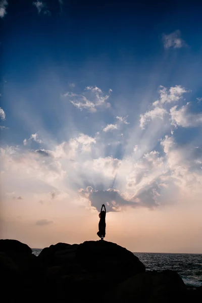 Silhouette Giovane Bella Donna Sulla Spiaggia — Foto Stock