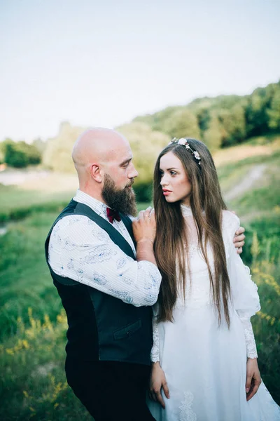 Hermosa Pareja Abrazándose Jardín —  Fotos de Stock