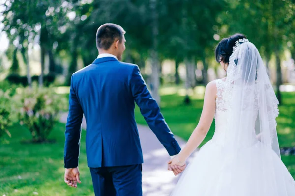 Mooie Jonge Paar Jonggehuwden Buiten Wandelen — Stockfoto