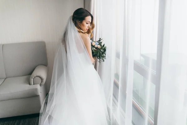 室内で花を持って若い美しい花嫁 — ストック写真