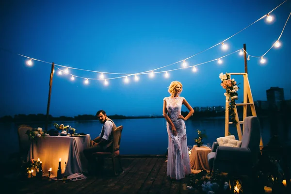 Feliz Joven Pareja Recién Casados Cenando Muelle —  Fotos de Stock
