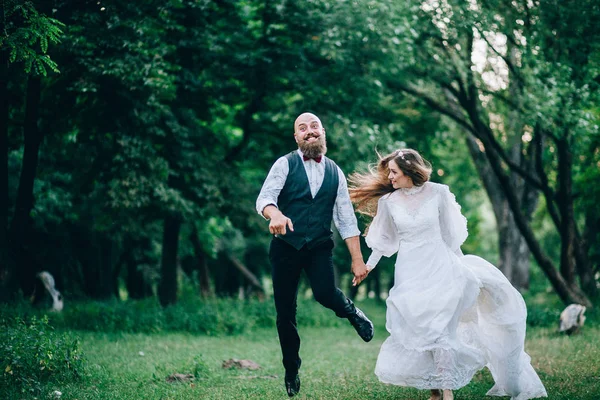 Hermosa Pareja Divirtiéndose Jardín —  Fotos de Stock