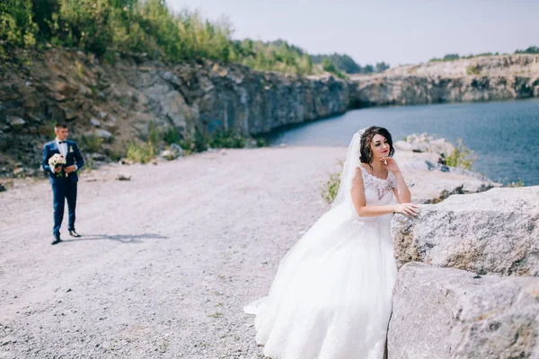 Jovem Casal Recém Casados Posando Por Lago — Fotografia de Stock