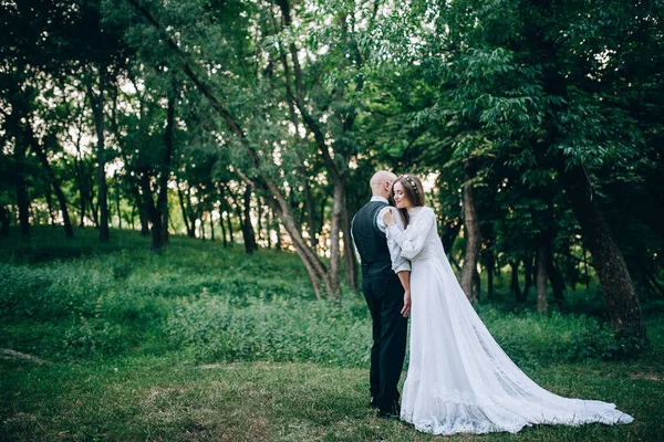 Belo Casal Abraçando Jardim — Fotografia de Stock