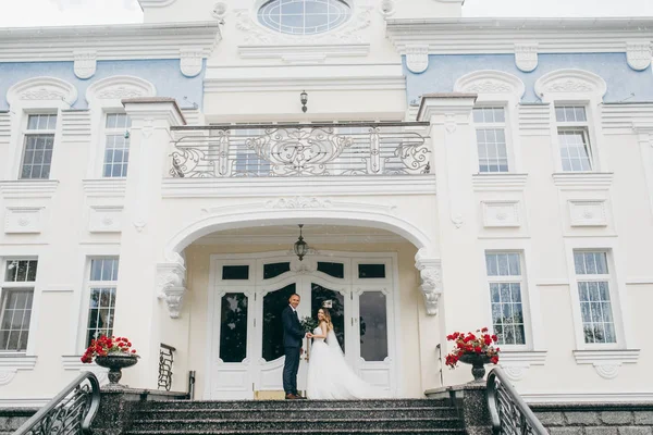 Belo Casal Recém Casados Posando Por Construção — Fotografia de Stock