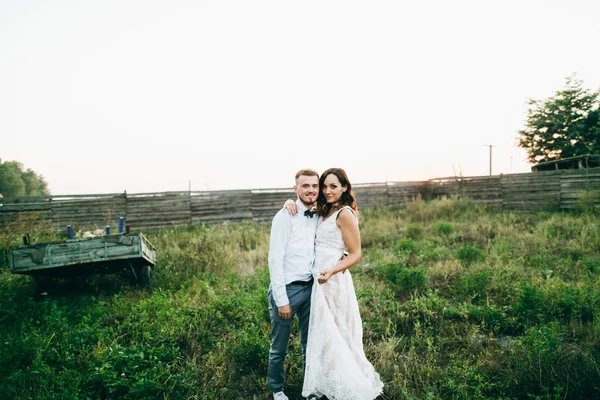 Bonito Jovem Casal Posando Livre — Fotografia de Stock