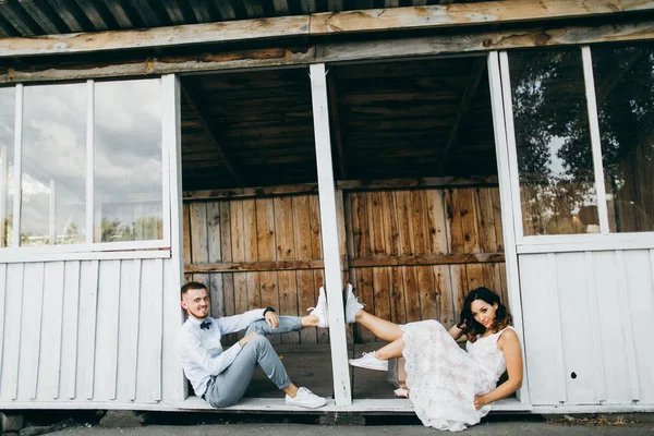 Bonito Jovem Casal Posando Por Casa Velha — Fotografia de Stock