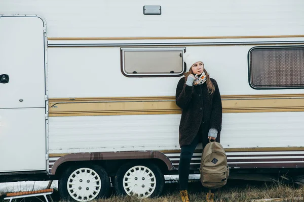 Jovem Mulher Perto Trailer Branco — Fotografia de Stock