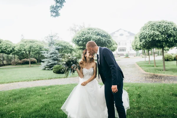 Hermosa Pareja Recién Casados Besándose Jardín —  Fotos de Stock