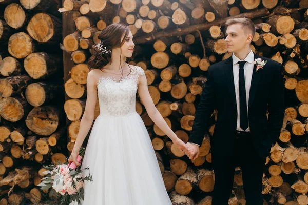 Beau Jeune Couple Jeunes Mariés Posant — Photo