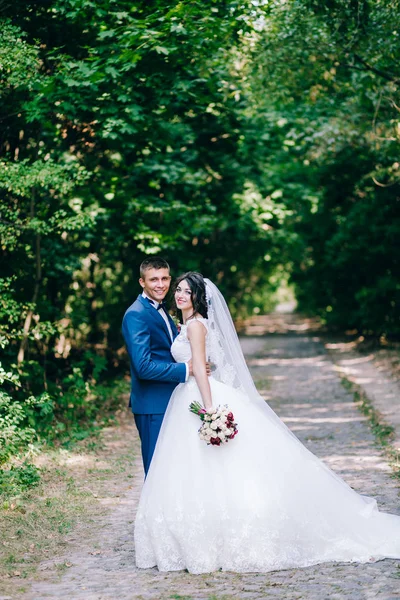 Vackert Par Nygifta Omfamnar Trädgården — Stockfoto