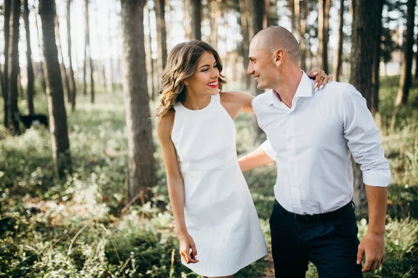 Belo Jovem Casal Parque Verão — Fotografia de Stock