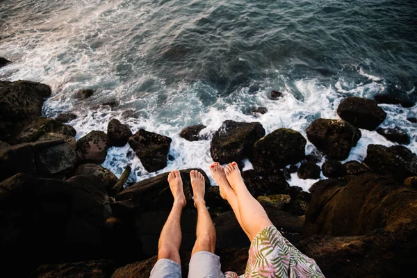 Pasangan Muda Yang Bahagia Duduk Pantai Pada Hari Libur Sri — Stok Foto