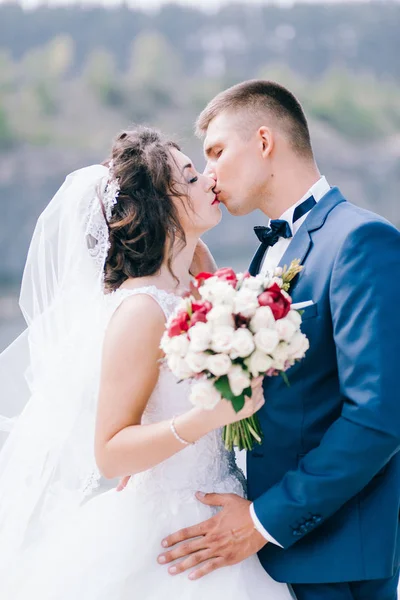 Jovem Casal Recém Casados Beijando Por Lago — Fotografia de Stock
