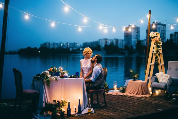 Feliz Joven Pareja Recién Casados Cenando Muelle —  Fotos de Stock