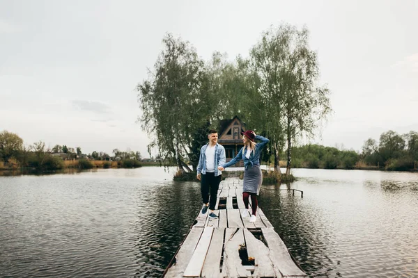 Mode Par Promenader Över Bron — Stockfoto