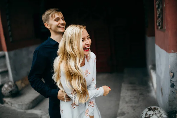 Joven Hermosa Pareja Posando Ciudad —  Fotos de Stock