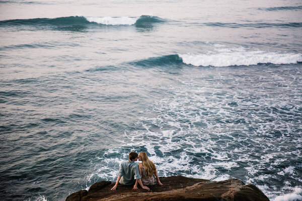 Happy young couple embracing on the holidays, Sri Lanka — Stock Image Happy Young Couple Embracing Holidays Sri Lanka Stock Photo
