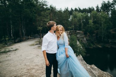 Yaz park öpüşme içinde güzel genç Çift