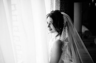 Kapalı poz genç güzel gelin