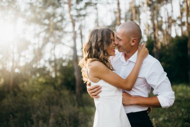 Yaz park kucaklayan içinde güzel genç Çift