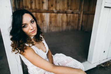 Genç gelin yakınındaki eski bina poz