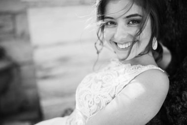 ağacın yanında poz genç güzel gelin