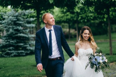 güzel bahçede yürüyüş yeni evli çiftin 