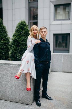 şehirde poz genç güzel Çift 