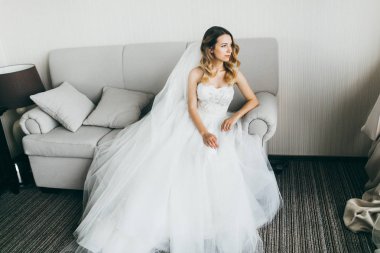 koltukta oturan genç güzel gelin 