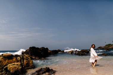 Sahilde poz genç güzel kadın