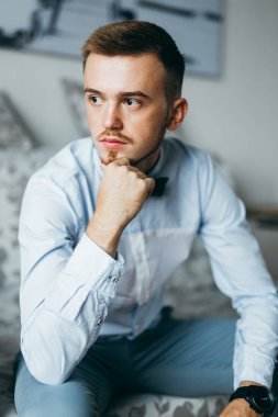 Genç yakışıklı adam poz veriyor.