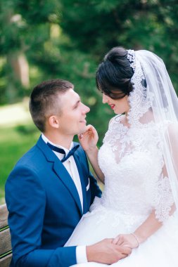 yeni evliler bankta oturan güzel genç Çift 