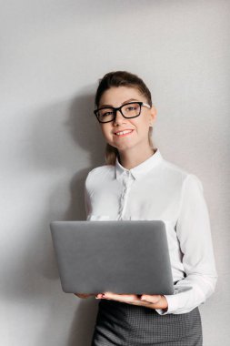 Bu güzel hanımla ofiste dizüstü