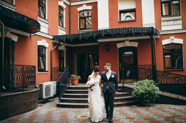 genç güzel çift tarafından eski bina poz 