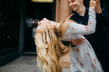 şehirde dans genç güzel Çift 