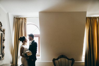 genç güzel çift kapalı poz