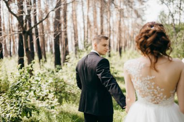 Park'ta yürüyordunuz genç güzel Çift