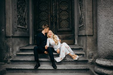 eski bina, adımlarla oturan genç güzel Çift 