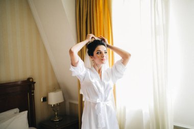 sabahlık kapalı poz içinde genç güzel gelin