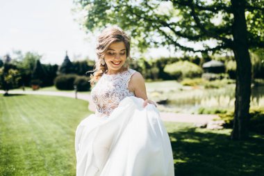 Genç güzel gelin dışarıda poz veriyor.